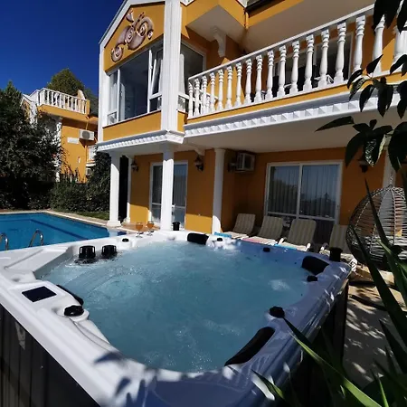 別荘 With A Pool And Jacuzzi *